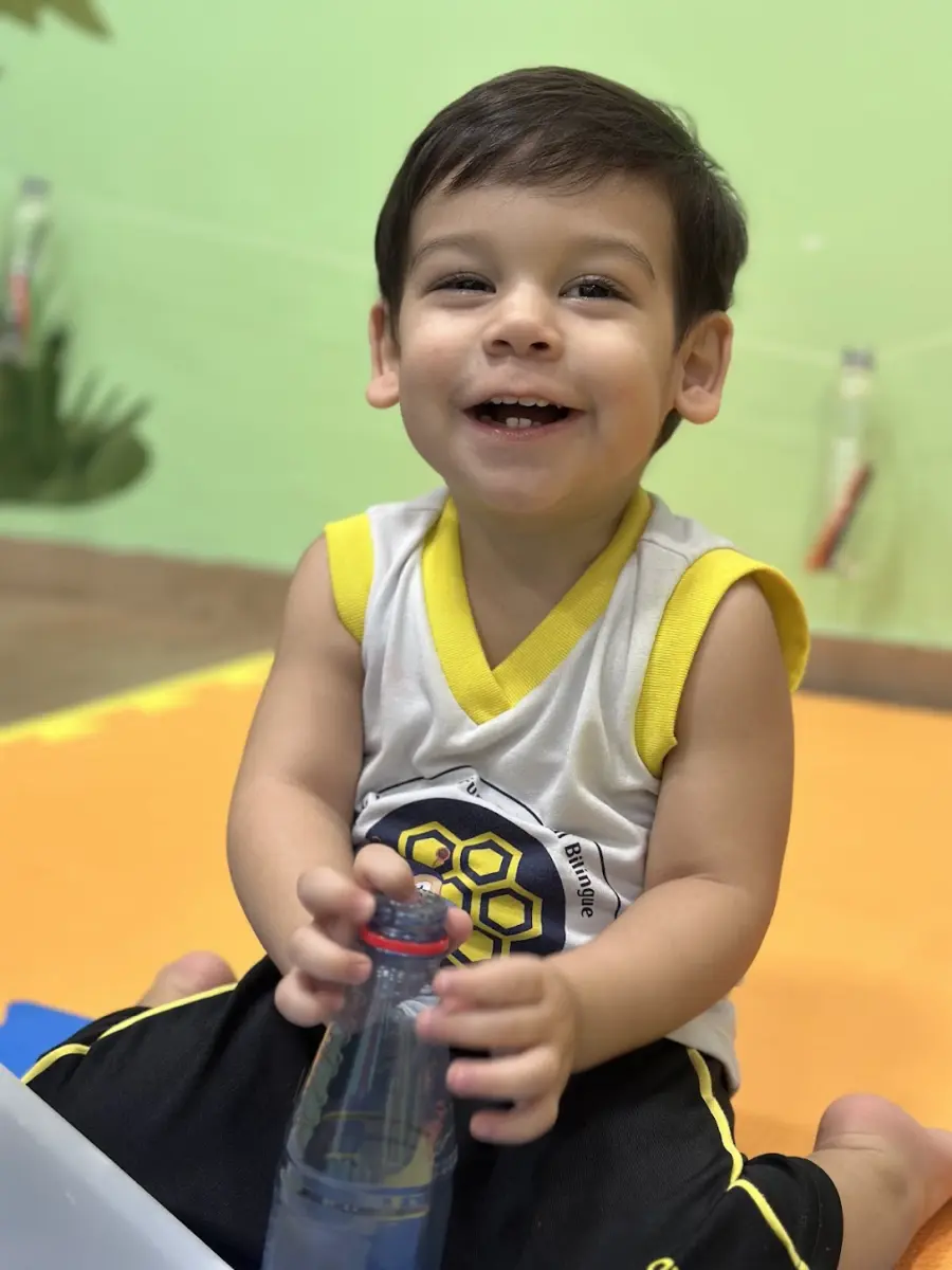 Crianças brincando na Happy Bee